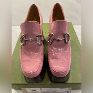 Gucci Pink croc platform loafers great condition! Perfect for a fun time!